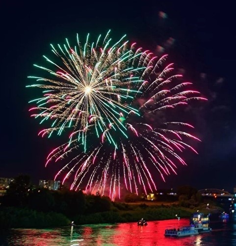 Салют можно будет наблюдать с набережной Салют можно будет наблюдать с набережной