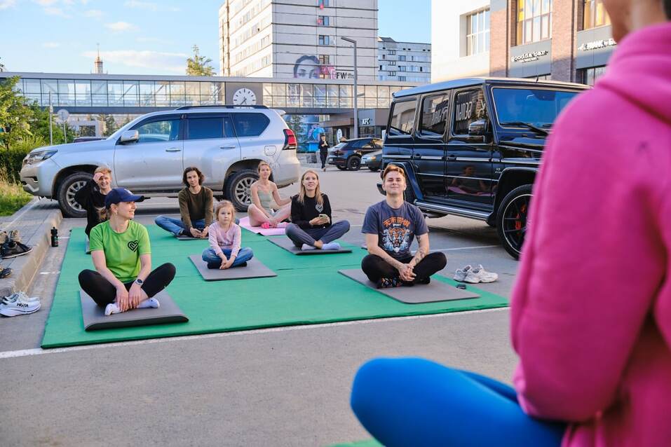 Йога, кофе и live-концерт. «Белый рынок» приглашает челябинцев на день рождения
2 Йога, кофе и live-концерт. «Белый рынок» приглашает челябинцев на день рождения
2