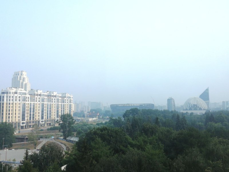 Снова жуткий запах гари: Екатеринбург затянул смог от лесных пожаров в ХМАО  1