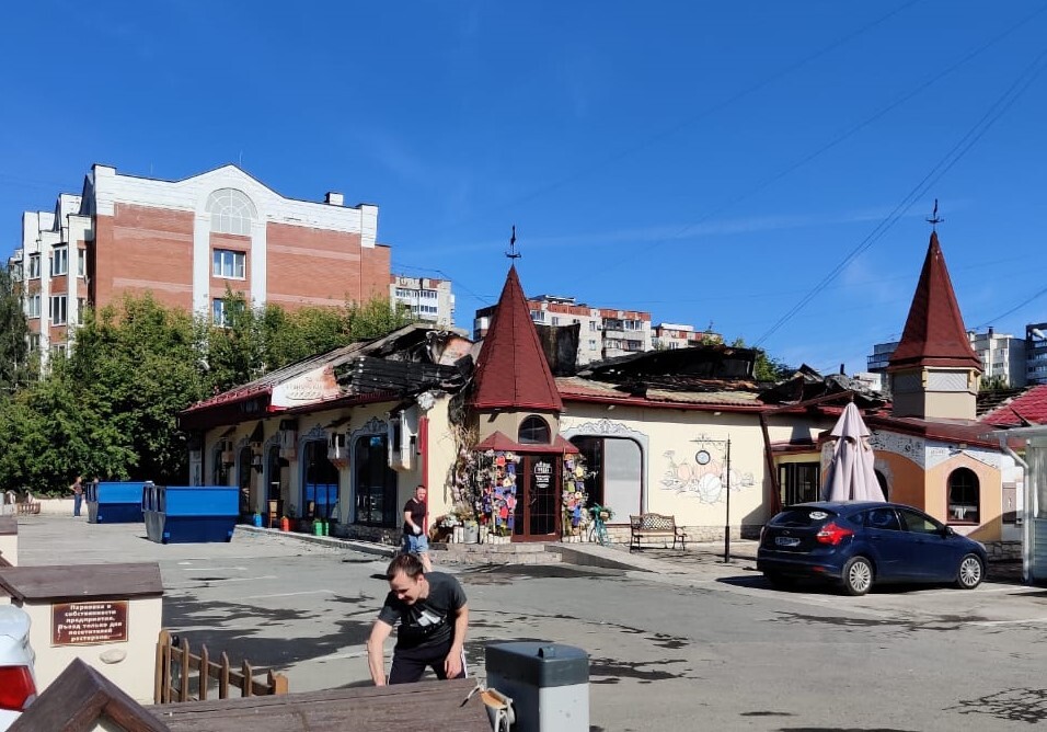 В Екатеринбурге сгорело фермерское кафе владельца «Медвежьей пади» 1 В Екатеринбурге сгорело фермерское кафе владельца «Медвежьей пади» 1