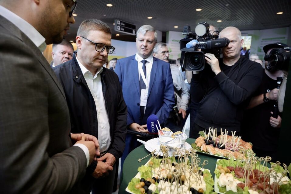 Осетры, хамон и мёд: Алексей Текслер открыл крупнейшую агровыставку в Челябинске. Фото 3 Осетры, хамон и мёд: Алексей Текслер открыл крупнейшую агровыставку в Челябинске. Фото 3