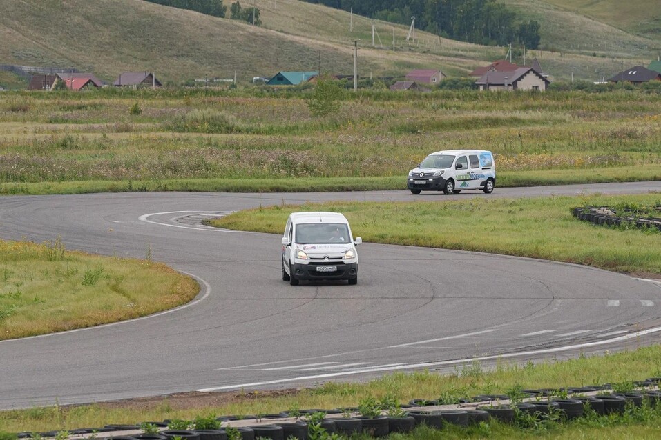Кто круче: электрокары посоревновались с бензиновыми автомобилями на Красном кольце
1 Кто круче: электрокары посоревновались с бензиновыми автомобилями на Красном кольце
1