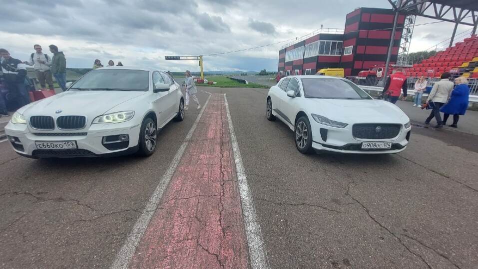 Кто круче: электрокары посоревновались с бензиновыми автомобилями на Красном кольце
2 Кто круче: электрокары посоревновались с бензиновыми автомобилями на Красном кольце
2