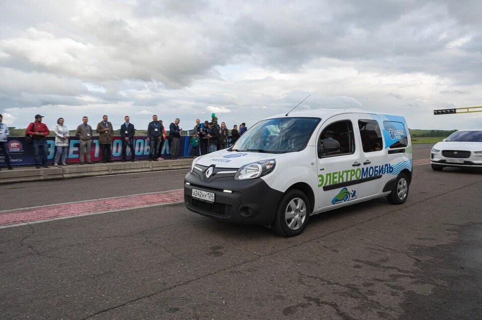 Кто круче: электрокары посоревновались с бензиновыми автомобилями на Красном кольце
3 Кто круче: электрокары посоревновались с бензиновыми автомобилями на Красном кольце
3