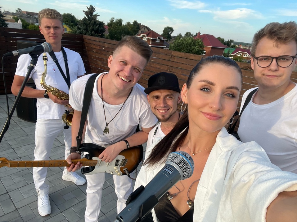 Кавер-группа «Знакомые»: «Мы не магнитофон, и в этом весь кайф»
1 Кавер-группа «Знакомые»: «Мы не магнитофон, и в этом весь кайф»
1