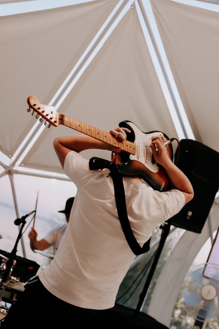 Кавер-группа «Знакомые»: «Мы не магнитофон, и в этом весь кайф»
2 Кавер-группа «Знакомые»: «Мы не магнитофон, и в этом весь кайф»
2