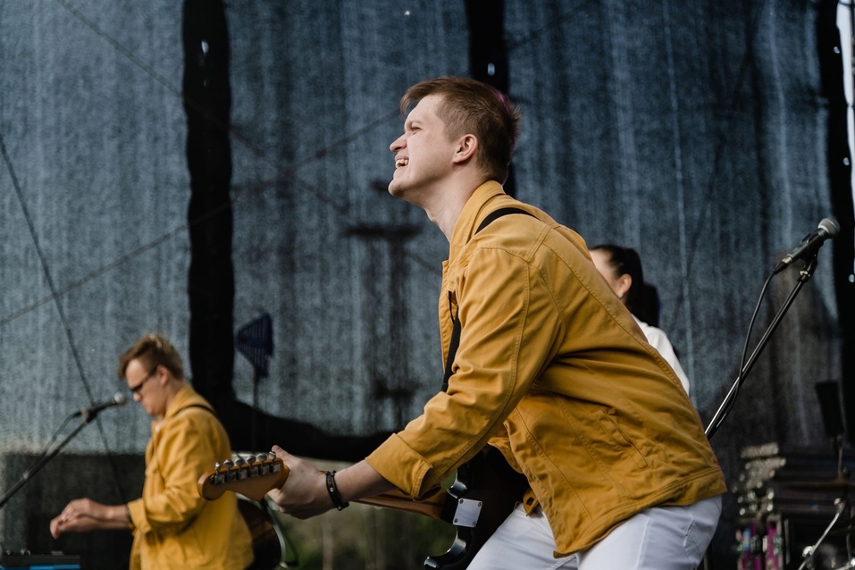 Кавер-группа «Знакомые»: «Мы не магнитофон, и в этом весь кайф»
3 Кавер-группа «Знакомые»: «Мы не магнитофон, и в этом весь кайф»
3