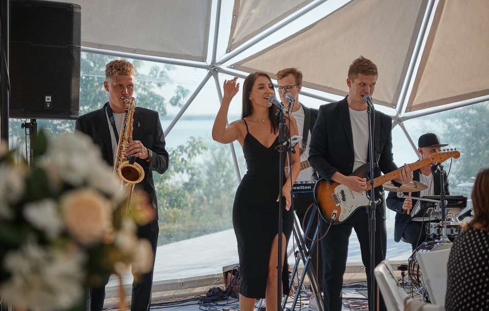 Кавер-группа «Знакомые»: «Мы не магнитофон, и в этом весь кайф»
6 Кавер-группа «Знакомые»: «Мы не магнитофон, и в этом весь кайф»
6