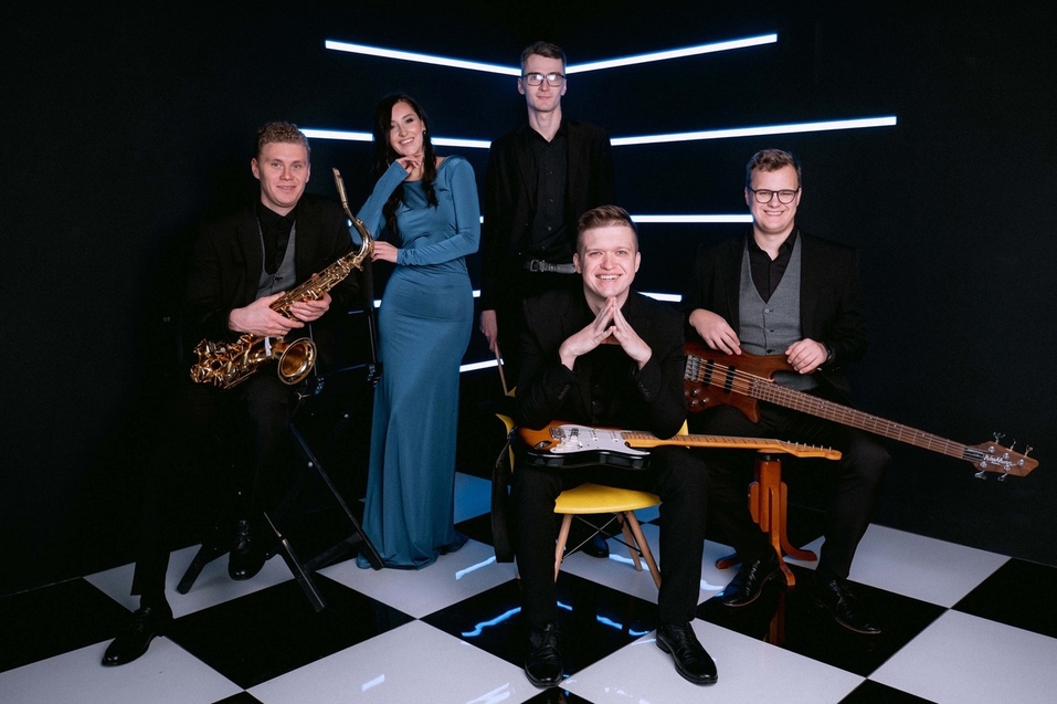 Кавер-группа «Знакомые»: «Мы не магнитофон, и в этом весь кайф»
7 Кавер-группа «Знакомые»: «Мы не магнитофон, и в этом весь кайф»
7