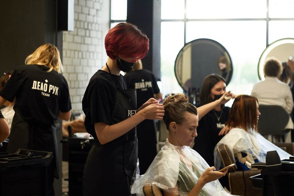 «Дело рук» челябинских парикмахеров довело до серебра федерального рейтинга.
2 «Дело рук» челябинских парикмахеров довело до серебра федерального рейтинга.
2