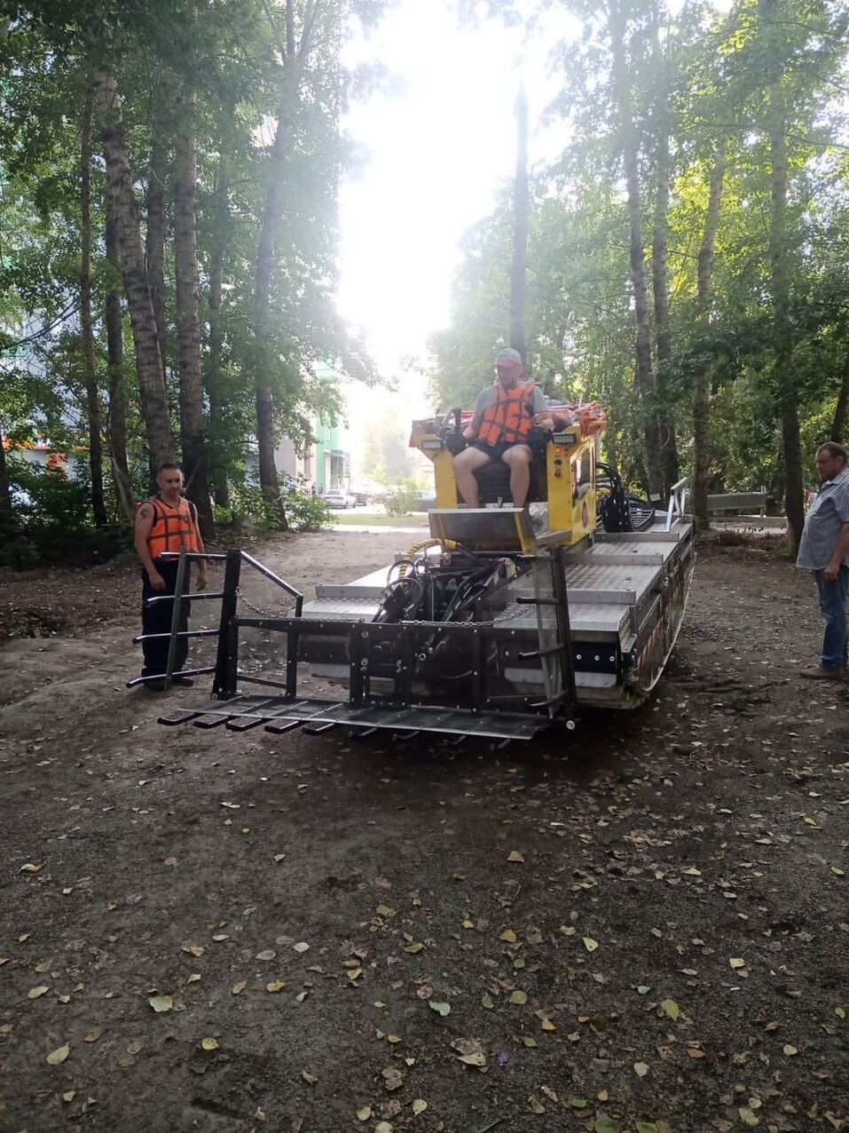 В центре Челябинска выпустили тракторы с граблями в реку Миасс. Фото, видео 3 В центре Челябинска выпустили тракторы с граблями в реку Миасс. Фото, видео 3