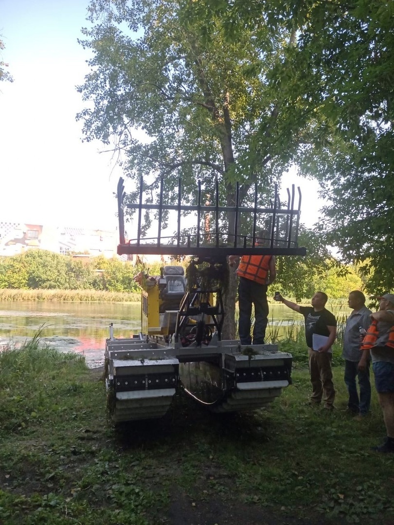 В центре Челябинска выпустили тракторы с граблями в реку Миасс. Фото, видео 4