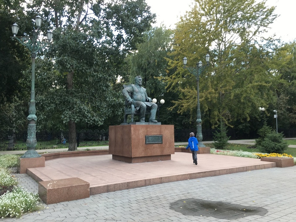 Памятник расположен в районе Республики и Мельникайте Памятник расположен в районе Республики и Мельникайте