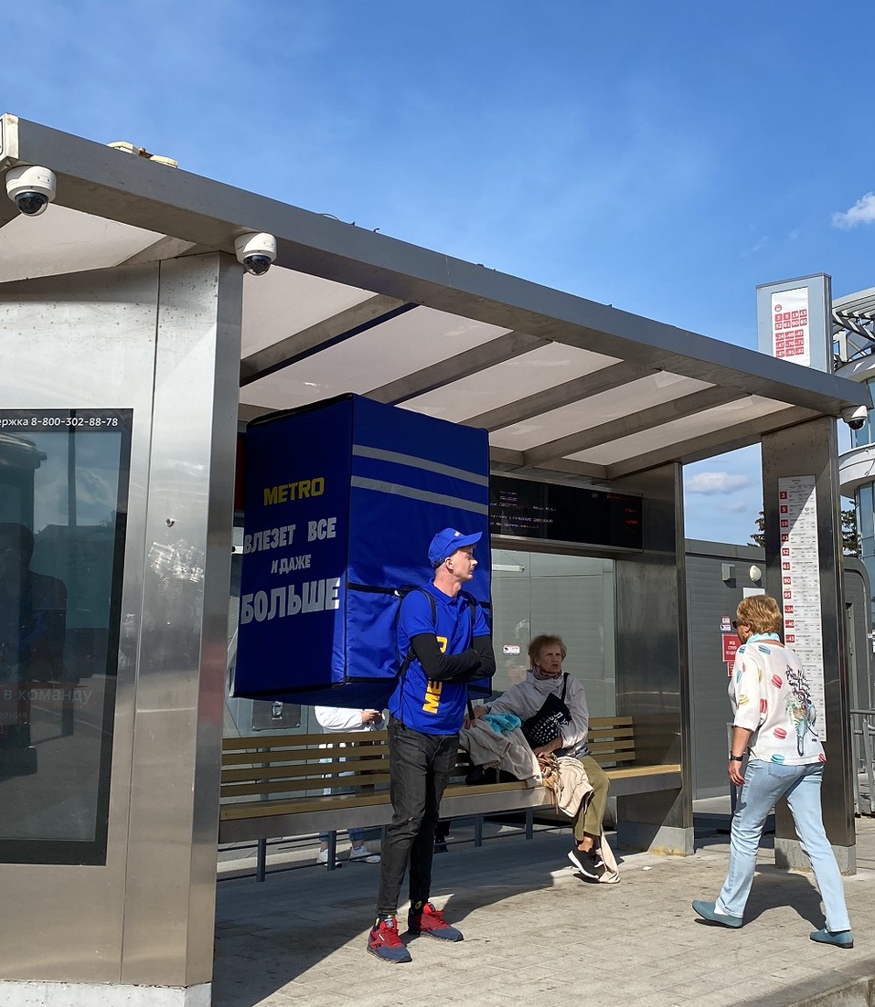 Когда размер имеет значение. В Нижнем Новгороде курьер везет продукты в рюкзаке-гиганте 1 Когда размер имеет значение. В Нижнем Новгороде курьер везет продукты в рюкзаке-гиганте 1