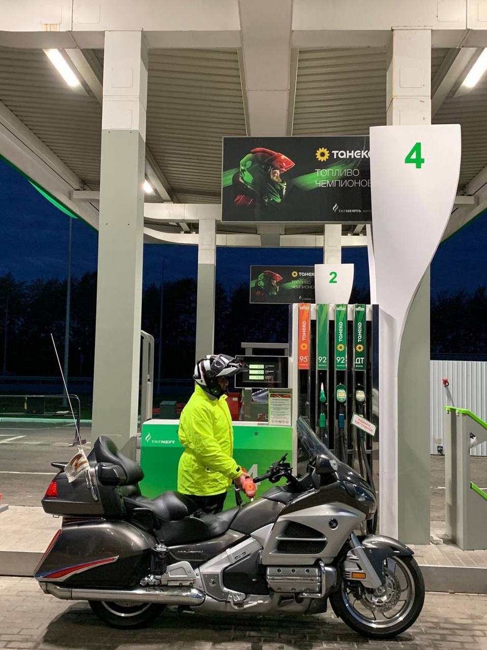 Афанасьев едет на собственном мотоцикле Афанасьев едет на собственном мотоцикле