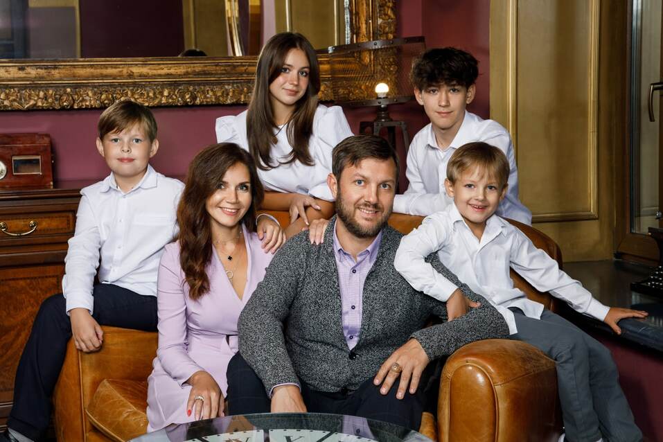 У Дениса Главинского и его жены (которая, кстати, тоже работает в сфере строительства) четверо детей. Старшие уже решили, что пойдут по стопам родителей У Дениса Главинского и его жены (которая, кстати, тоже работает в сфере строительства) четверо детей. Старшие уже решили, что пойдут по стопам родителей