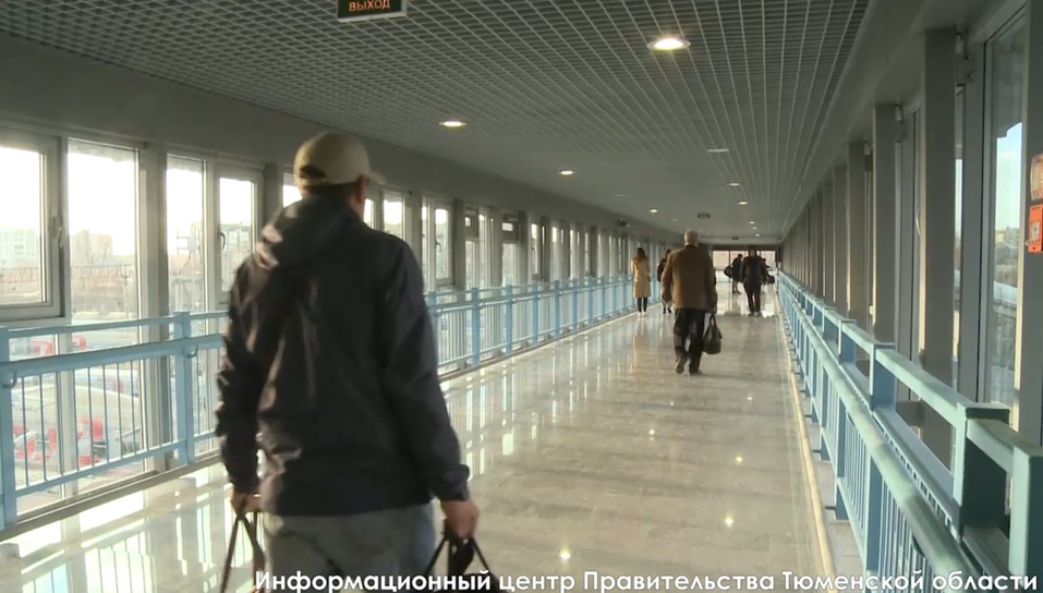 Пассажиры могут воспользоваться лифтами Пассажиры могут воспользоваться лифтами