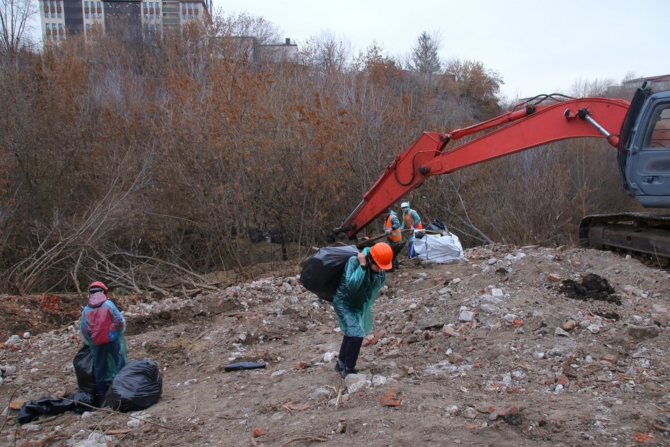Лог завален строительным мусором Лог завален строительным мусором