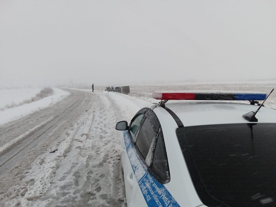 К счастью, в салоне автобуса было всего два человека К счастью, в салоне автобуса было всего два человека