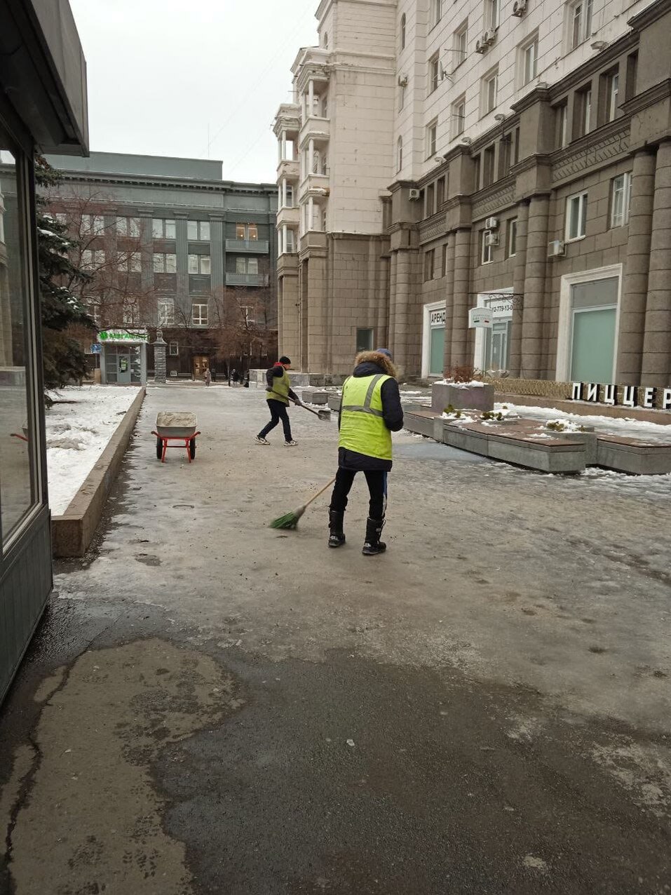 «Подрядчики работают 24/7»: в Челябинске рассказали, как борются с гололёдом. Фото 2 «Подрядчики работают 24/7»: в Челябинске рассказали, как борются с гололёдом. Фото 2