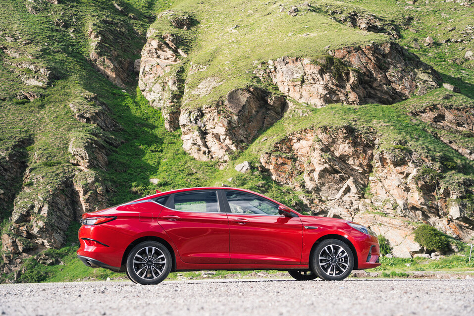 Группа «Арсенал» открыла новый дилерский центр в Красноярске
1 Группа «Арсенал» открыла новый дилерский центр в Красноярске
1