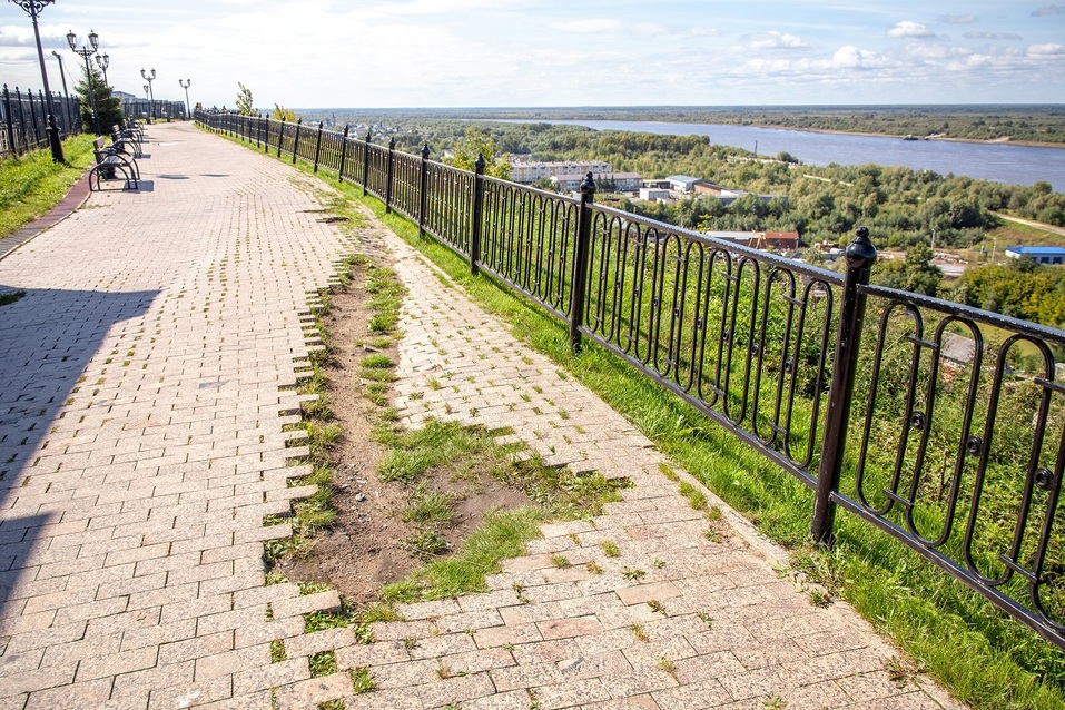 Самому кремлю пока ничего не угрожает, но территория постепенно оползает Самому кремлю пока ничего не угрожает, но территория постепенно оползает