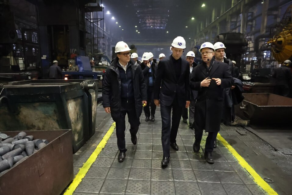 «Сейчас борьба за кадры — ключевая»: на оборонные заводы Челябинска приехал Денис Мантуров 3 «Сейчас борьба за кадры — ключевая»: на оборонные заводы Челябинска приехал Денис Мантуров 3