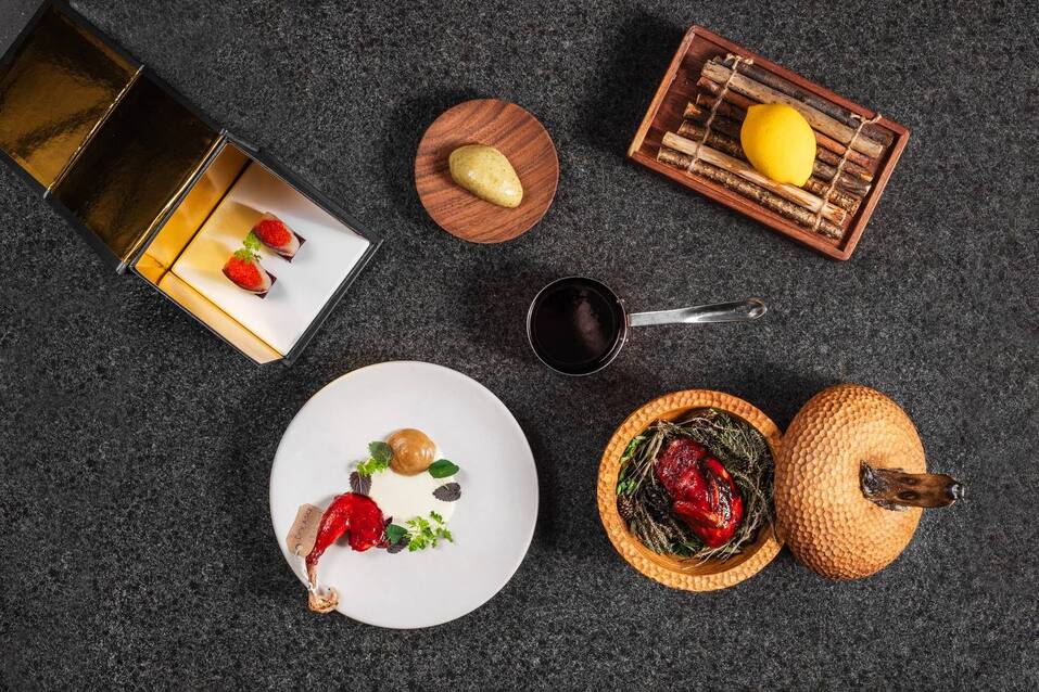 Блюда Хайяма Аминова станут частью нового меню в бизнес-классе «Аэрофлота»
1 Блюда Хайяма Аминова станут частью нового меню в бизнес-классе «Аэрофлота»
1