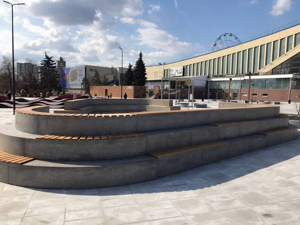 Перед челябинским дворцом спорта «Юность» появился амфитеатр. Фото 1 Перед челябинским дворцом спорта «Юность» появился амфитеатр. Фото 1
