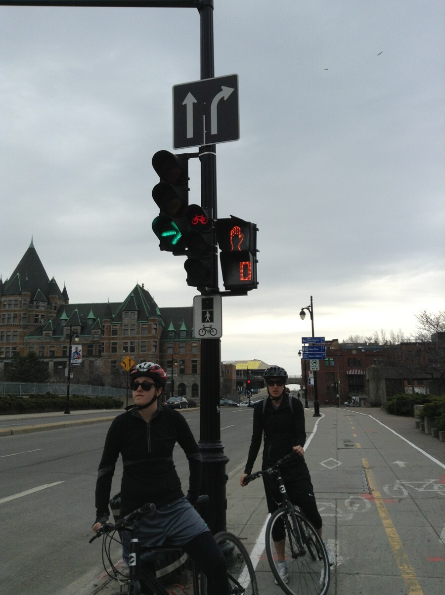 В Тюмени на улице Салманова установят первый светофор для велосипедистов 1 В Тюмени на улице Салманова установят первый светофор для велосипедистов 1