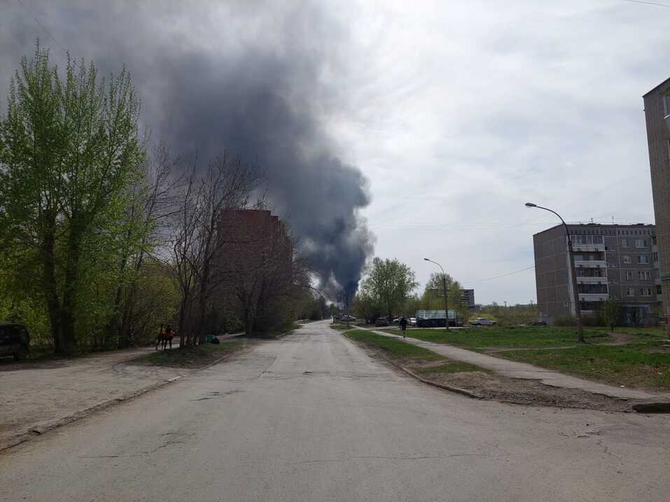 Из-за крупного пожара на юге Екатеринбурга экстренно собирают всех пожарных 1