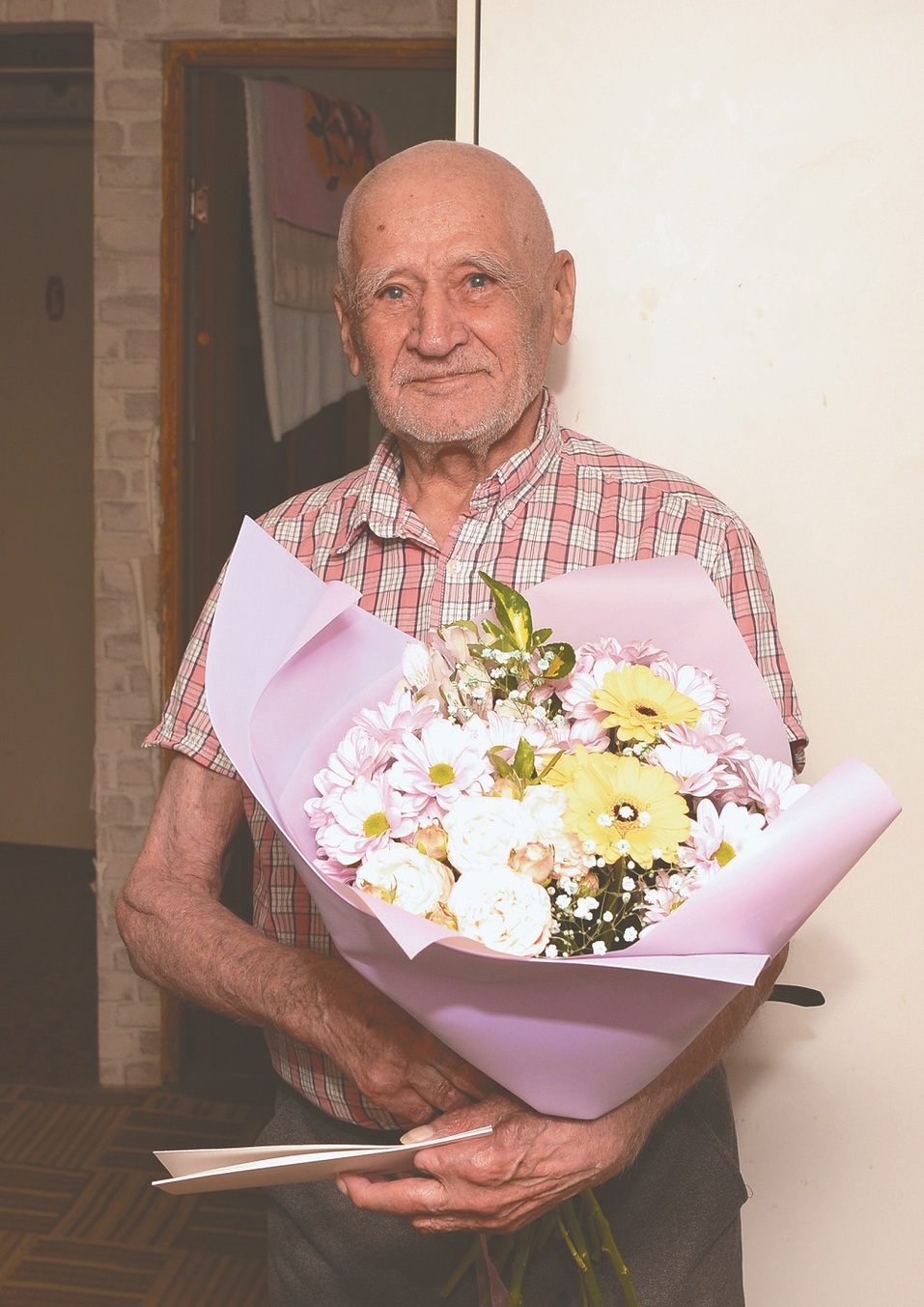 Ветераны АПЗ получили традиционные праздничные подарки к 9 мая 1 Ветераны АПЗ получили традиционные праздничные подарки к 9 мая 1