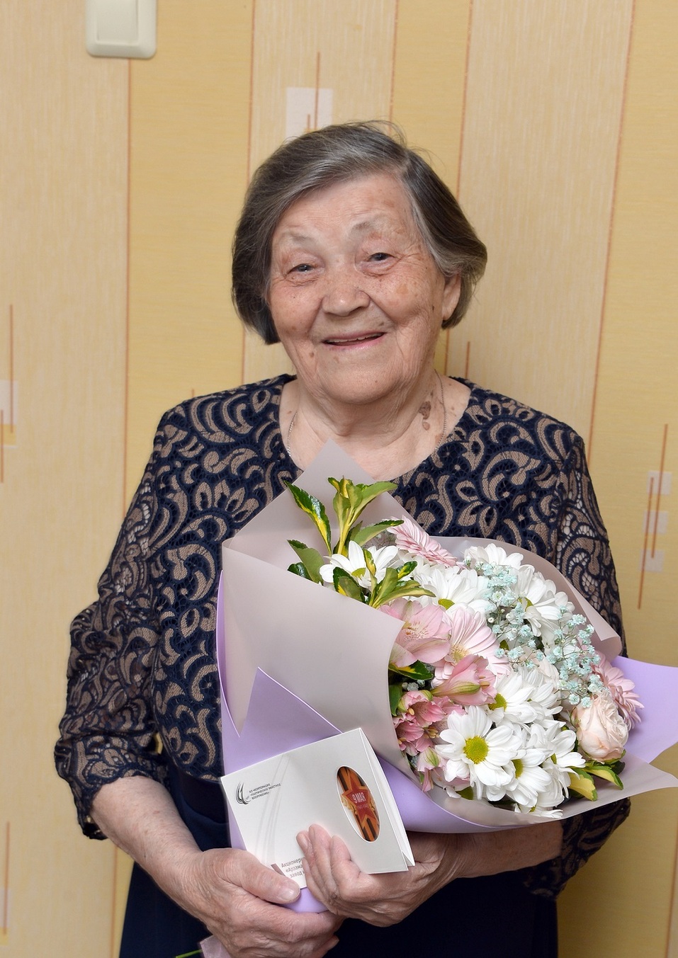 Ветераны АПЗ получили традиционные праздничные подарки к 9 мая 3 Ветераны АПЗ получили традиционные праздничные подарки к 9 мая 3