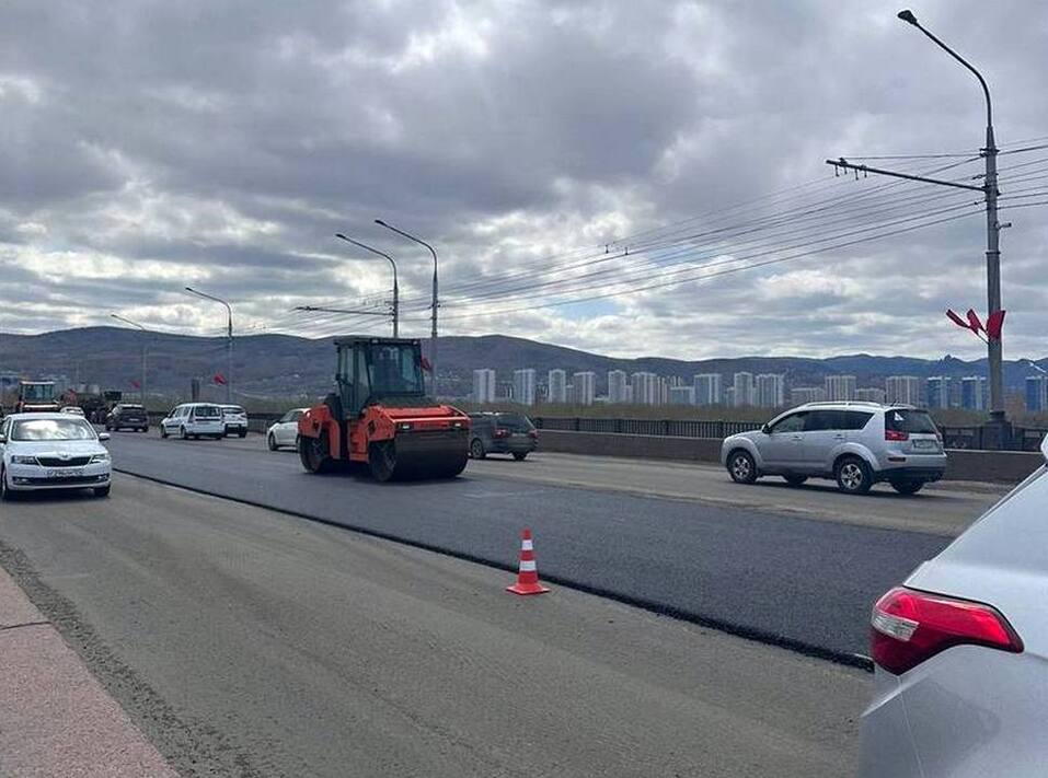 На Коммунальном мосту Красноярска начали укладывать новый асфальт
 1 На Коммунальном мосту Красноярска начали укладывать новый асфальт
 1