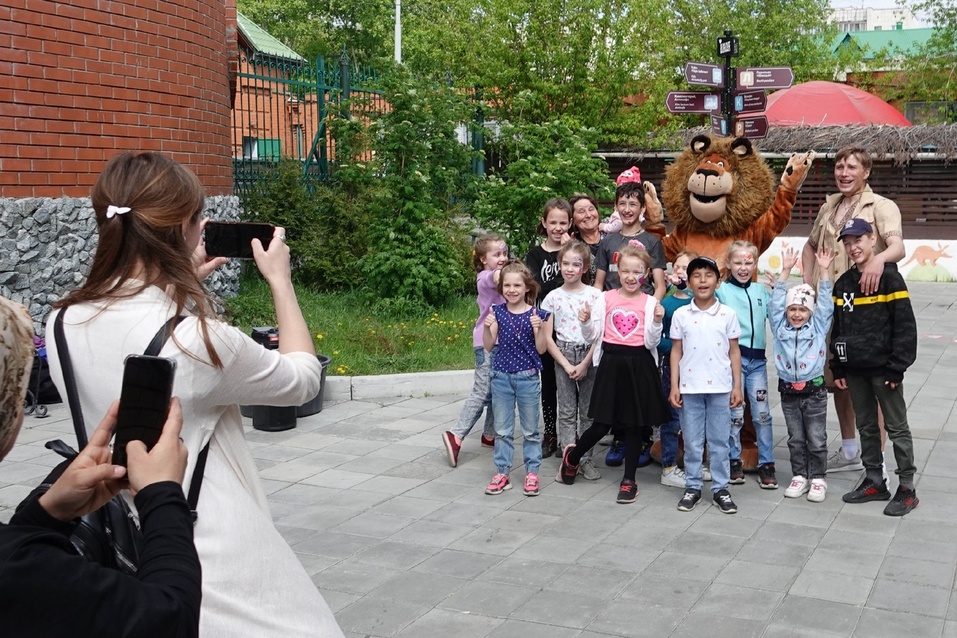 Екатеринбургскому зоопарку подарили анималистические картины уральской художницы 1 Екатеринбургскому зоопарку подарили анималистические картины уральской художницы 1