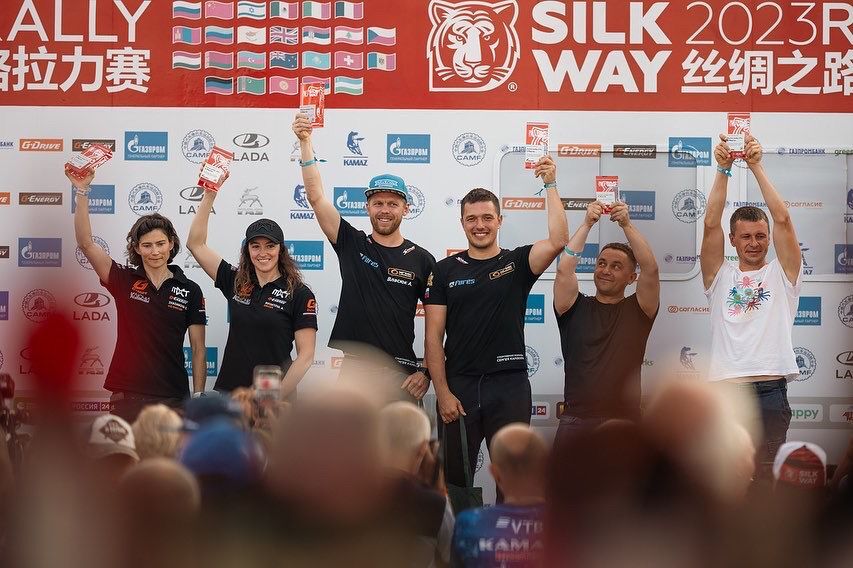 Сергей Карякин и Антон Власюк победили в одном из этапов ралли «Шелковый путь» 1 Сергей Карякин и Антон Власюк победили в одном из этапов ралли «Шелковый путь» 1