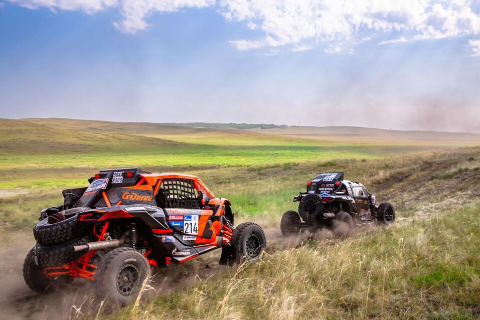 Сергей Карякин и Антон Власюк победили в одном из этапов ралли «Шелковый путь» 2 Сергей Карякин и Антон Власюк победили в одном из этапов ралли «Шелковый путь» 2