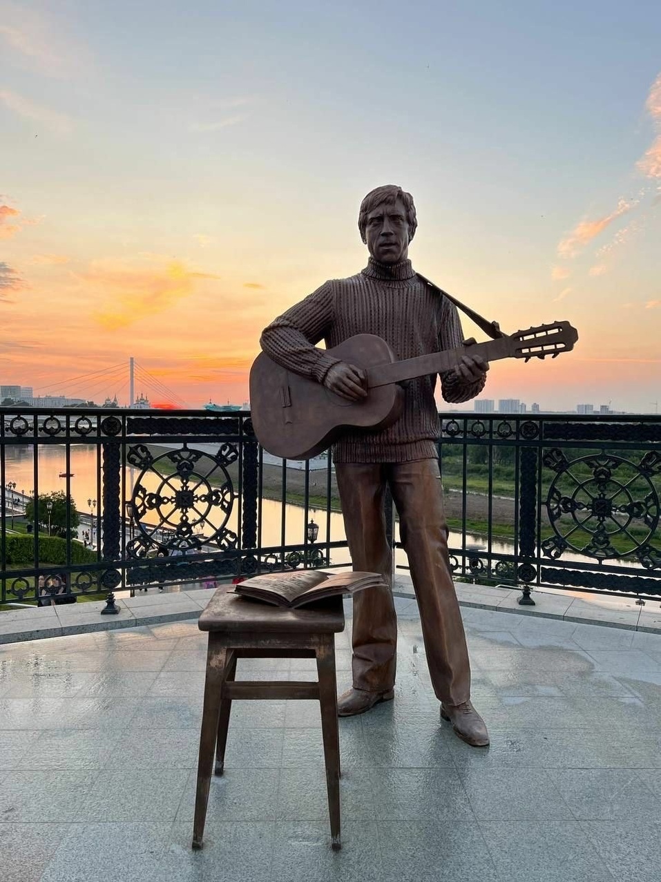 Установку памятника Высоцкому в центре Тюмени оплатила компания «Орион» 1 Установку памятника Высоцкому в центре Тюмени оплатила компания «Орион» 1