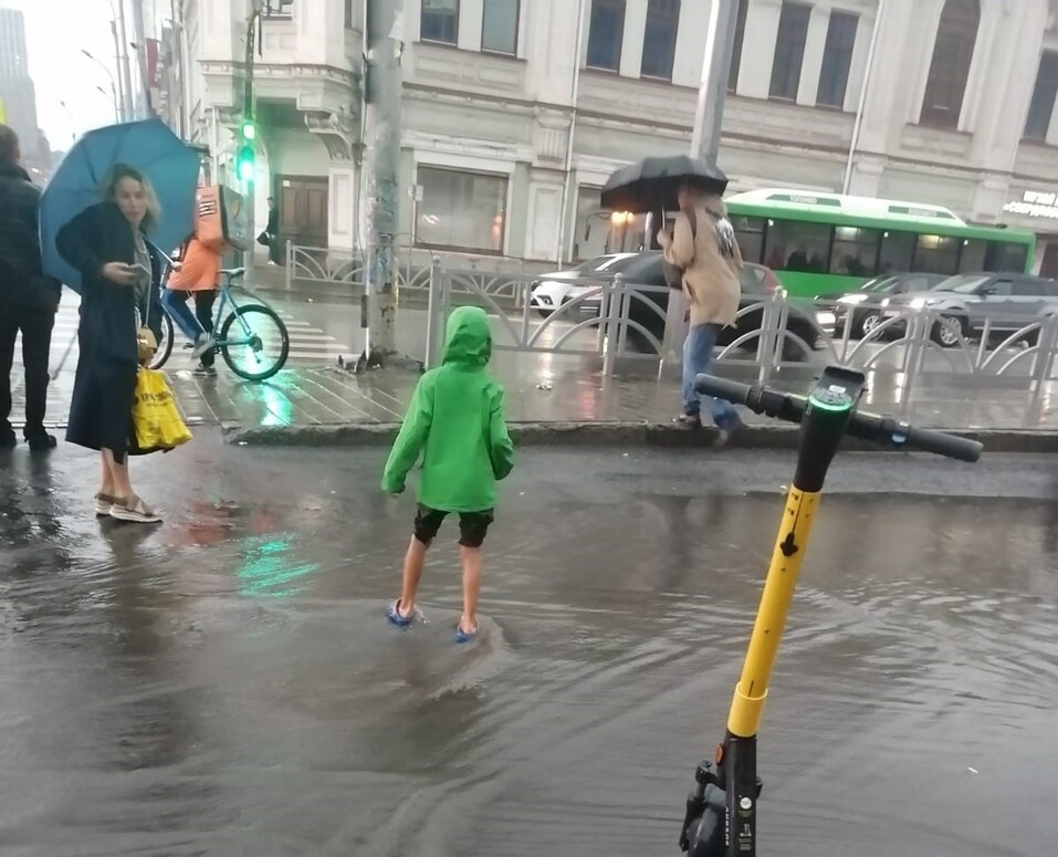 «Такое бывает раз в год». Коммунальщики объяснили причины затопления улиц 1 «Такое бывает раз в год». Коммунальщики объяснили причины затопления улиц 1