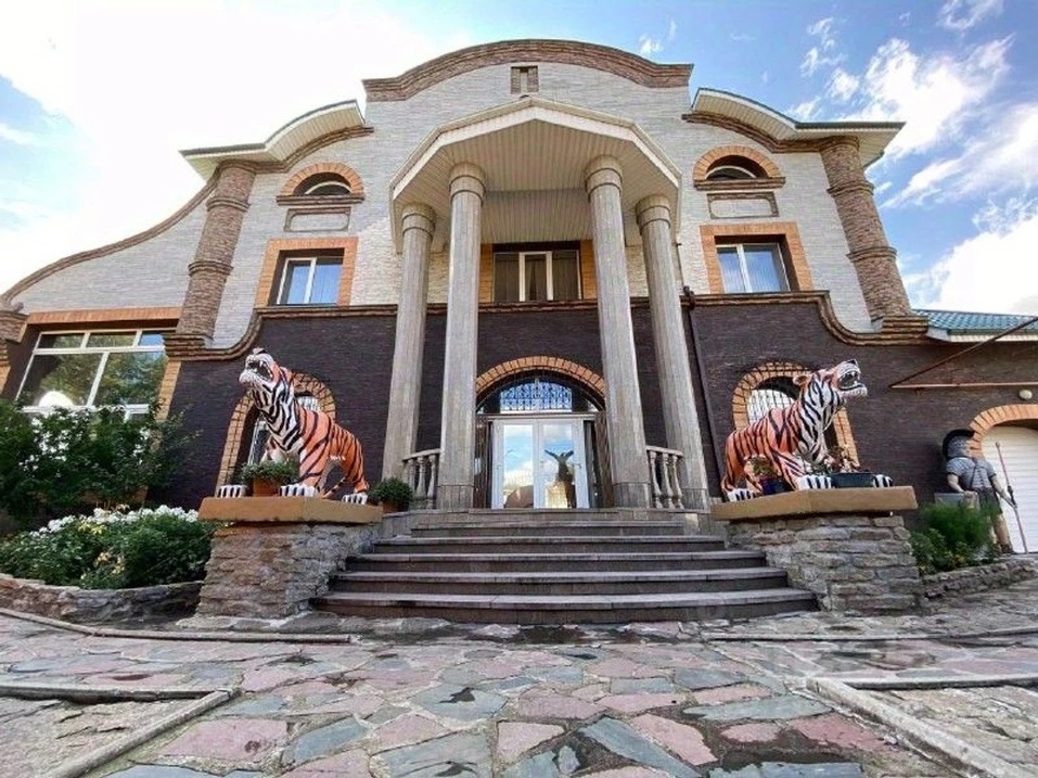 В Екатеринбурге выставили на продажу коттедж с тиграми и выходом на Шарташ за 55 млн руб. 1 В Екатеринбурге выставили на продажу коттедж с тиграми и выходом на Шарташ за 55 млн руб. 1
