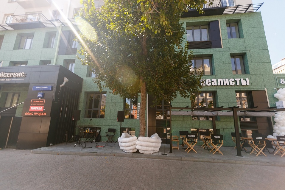 Владельцы кафе установили в центре Тюмени арт-объект в виде рук, обнимающих дерево 1 Владельцы кафе установили в центре Тюмени арт-объект в виде рук, обнимающих дерево 1