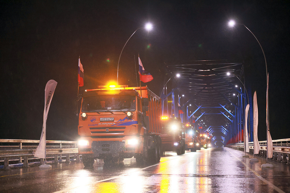 «Поехали»: Владимир Путин запустил движение по Высокогорскому мосту
1 «Поехали»: Владимир Путин запустил движение по Высокогорскому мосту
1