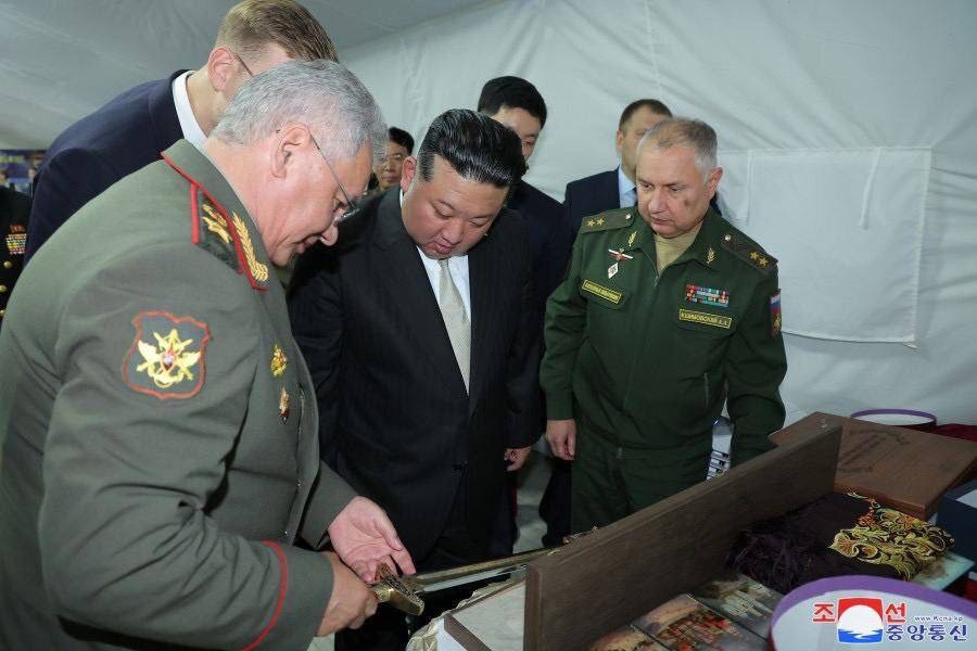 Сергей Шойгу подарил лидеру Северной Кореи оружие из Златоуста. Фото 1 Сергей Шойгу подарил лидеру Северной Кореи оружие из Златоуста. Фото 1