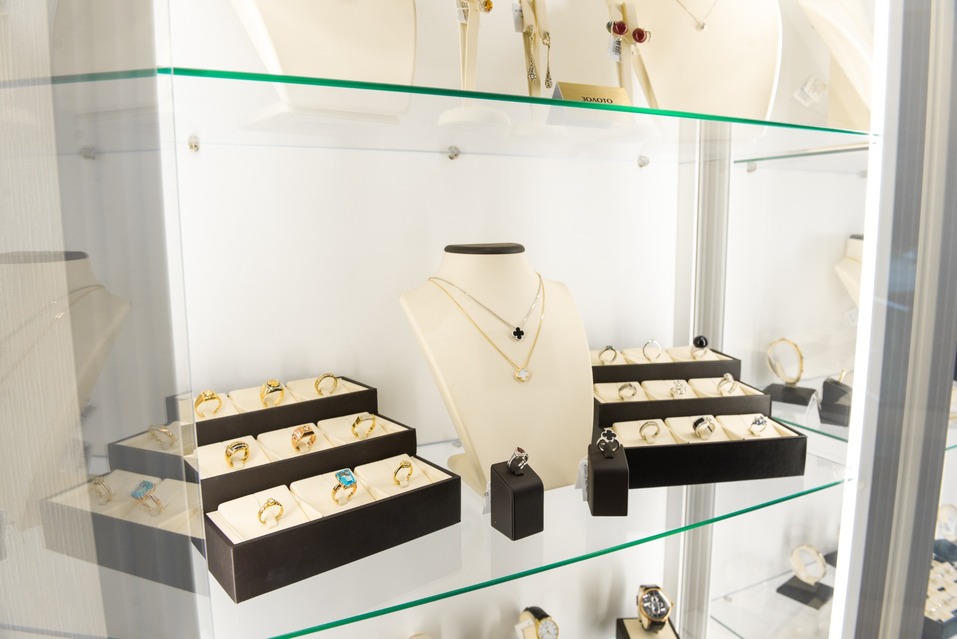 «КомЗол» в Екатеринбурге: люксовый ломбард дорогих вещей 1 «КомЗол» в Екатеринбурге: люксовый ломбард дорогих вещей 1