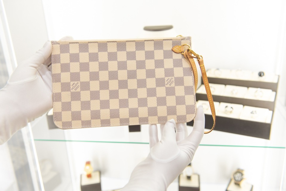 «КомЗол» в Екатеринбурге: люксовый ломбард дорогих вещей 4 «КомЗол» в Екатеринбурге: люксовый ломбард дорогих вещей 4