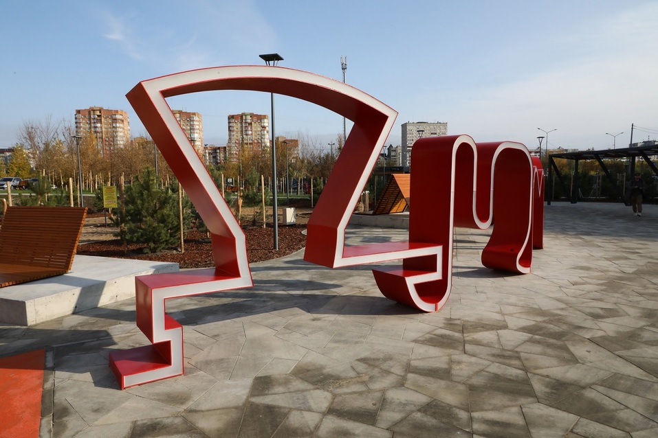 Галька с Урала, елка из Перми: в Тюмени открыли сквер за 100 млн рублей 2 Галька с Урала, елка из Перми: в Тюмени открыли сквер за 100 млн рублей 2