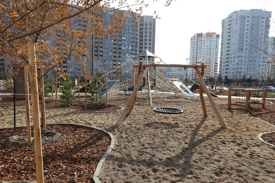 Галька с Урала, елка из Перми: в Тюмени открыли сквер за 100 млн рублей 6 Галька с Урала, елка из Перми: в Тюмени открыли сквер за 100 млн рублей 6