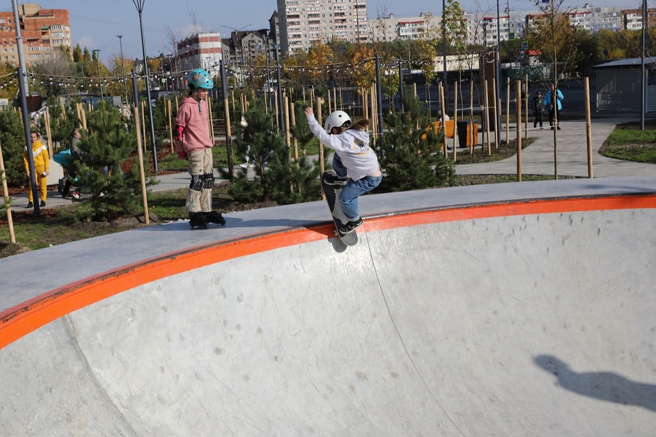 Галька с Урала, елка из Перми: в Тюмени открыли сквер за 100 млн рублей 11 Галька с Урала, елка из Перми: в Тюмени открыли сквер за 100 млн рублей 11