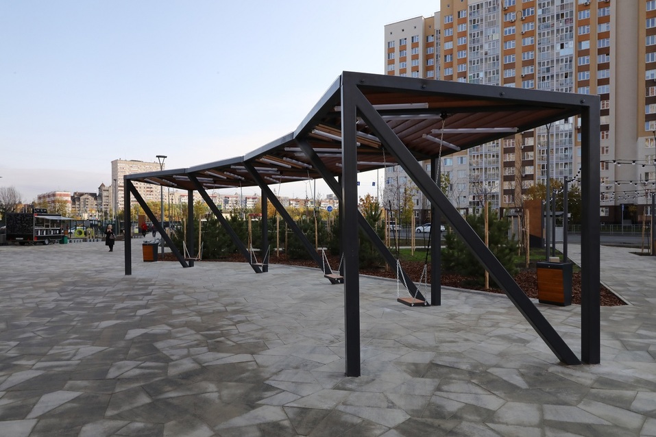 Галька с Урала, елка из Перми: в Тюмени открыли сквер за 100 млн рублей 3 Галька с Урала, елка из Перми: в Тюмени открыли сквер за 100 млн рублей 3