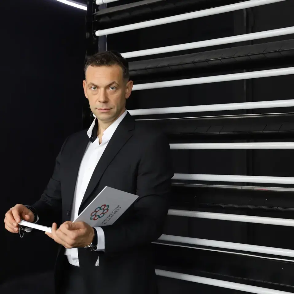 Михаил Кузнецов с книгой «Инструкция к человеку»